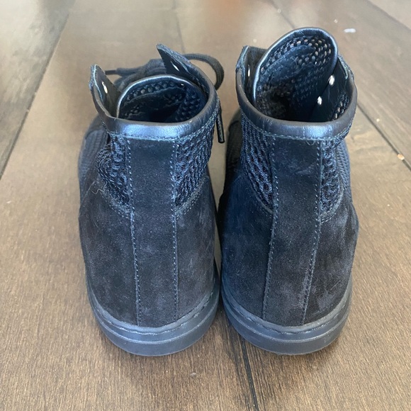 100% authentic Chanel high top sneaker - Picture 2 of 7